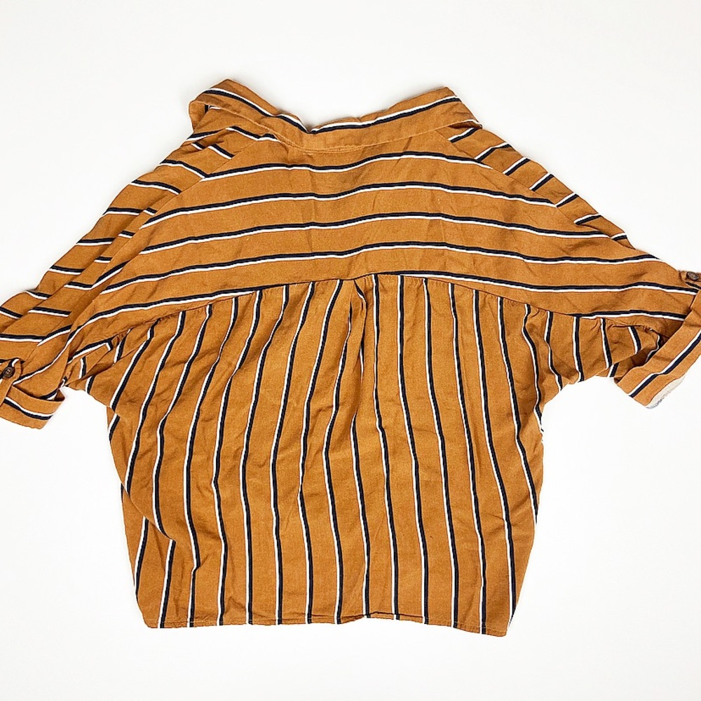 Cropped ButtonUp - Picture 2 of 2